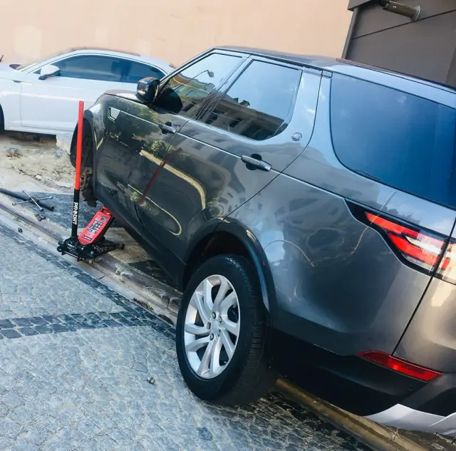 Sokak arasında SUV lastik değişimi