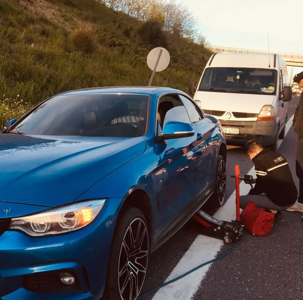 Yol kenarında lastik değişimi yapan RK Oto Lastik ustası ve servis aracı